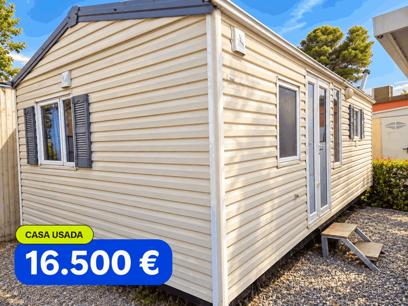 Casa modular usada color crema con contraventanas grises y escalón de acceso — 16.500 €