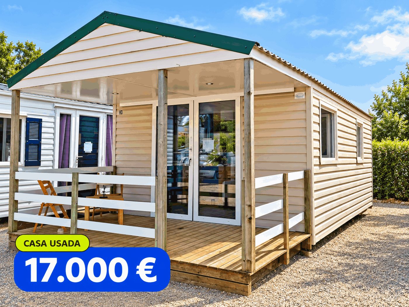 Casa modular usada con porche de madera, barandilla blanca y tejado verde — 17.000 €