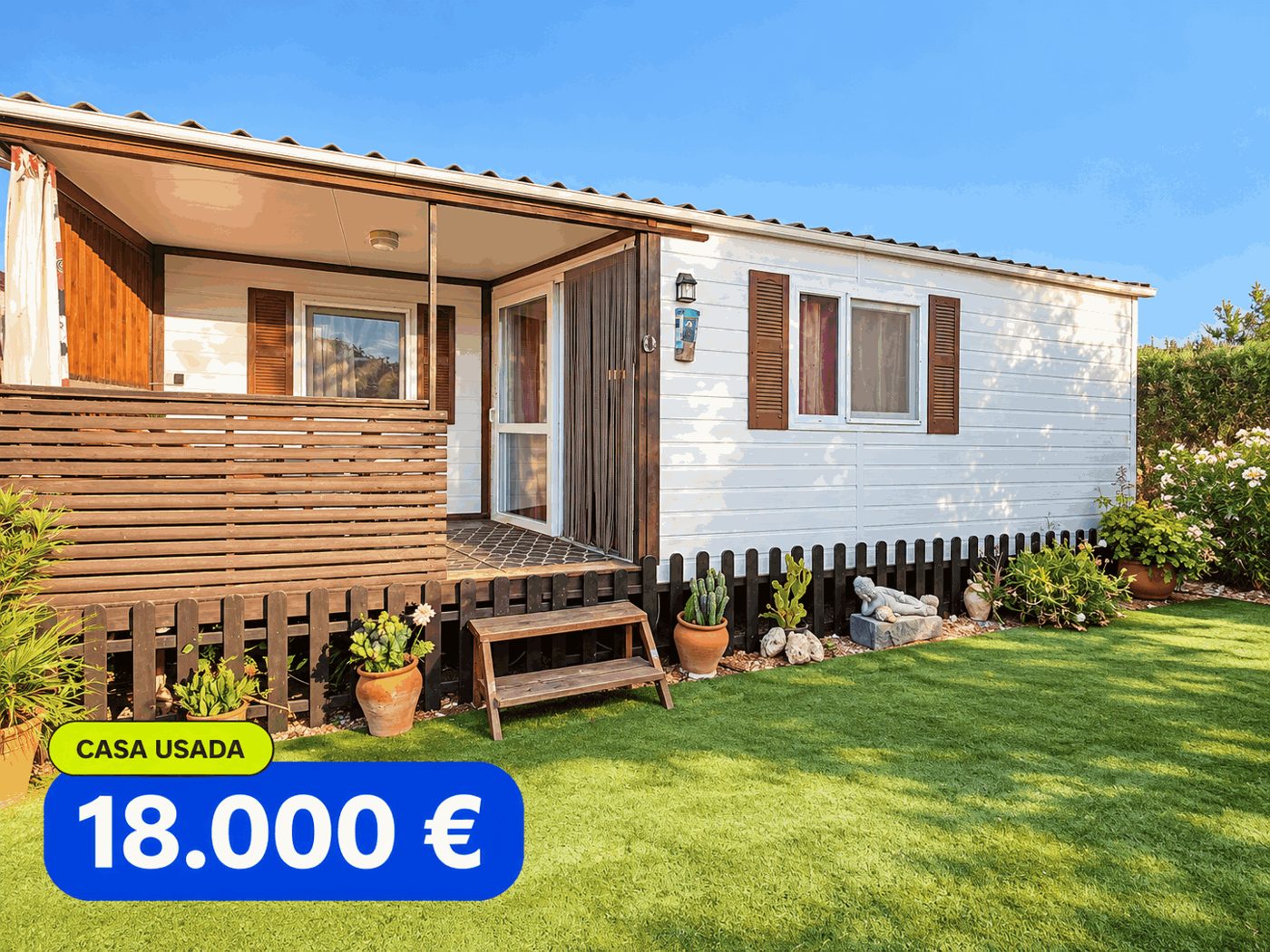 Casa modular usada de color blanco con contraventanas marrones, porche de madera y jardín de césped — 18.000 €