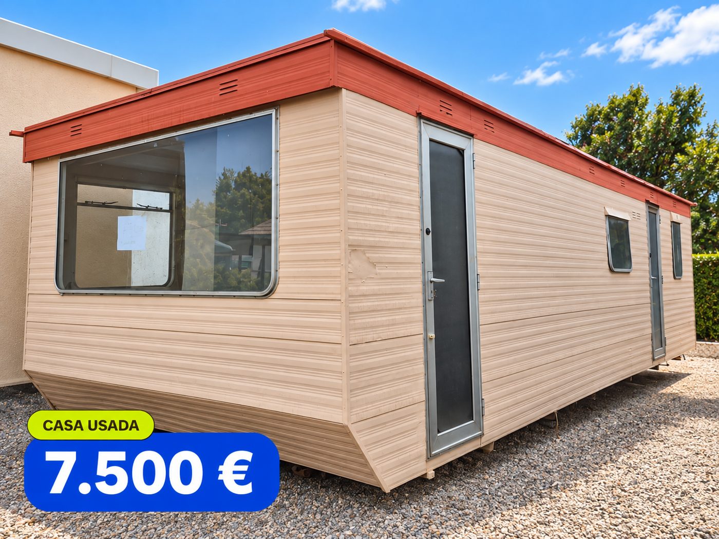 Casa modular usada con ventanal grande y tejado rojo — 7.500 €